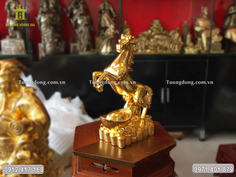 Ngựa được đúc theo dáng ngựa hí đứng trên những nén vàng nén bạc